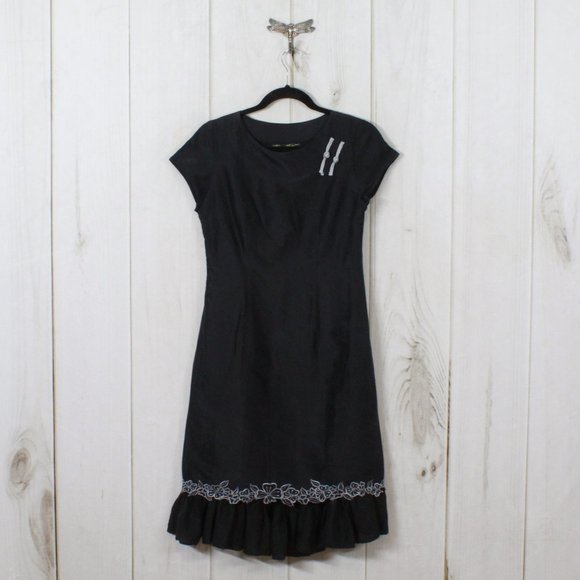 Things of Substance Dresses & Skirts - Things Of Substance Black Silk Cap Sleeve Embroidered Pleated Dress Size 8